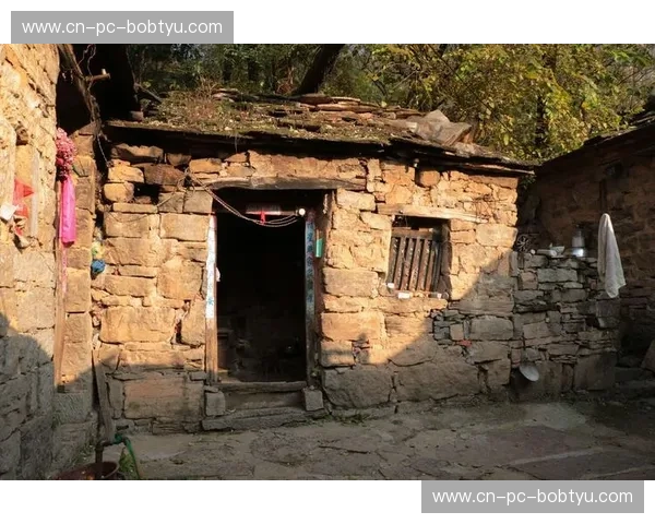 红蓝坚韧对决白衣豪情：萨达尔球场的铁血审判与星光博弈